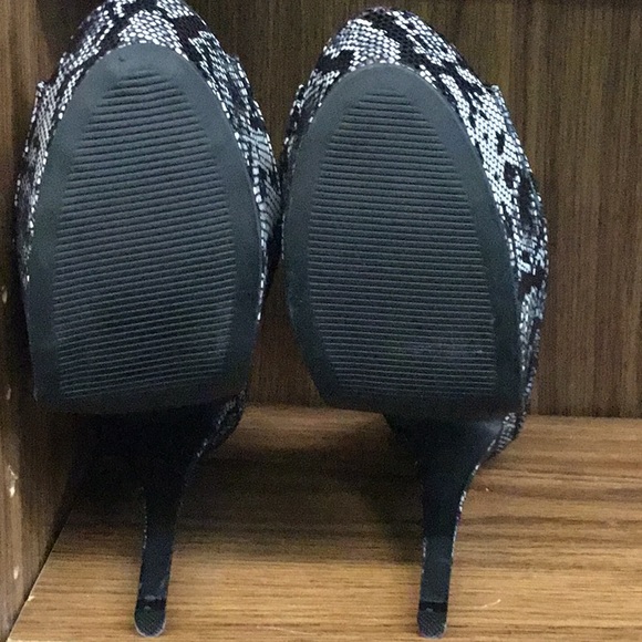 ⭐BOGO⭐SEXY PLATFORM Snake Print Stilettos - Picture 4 of 4